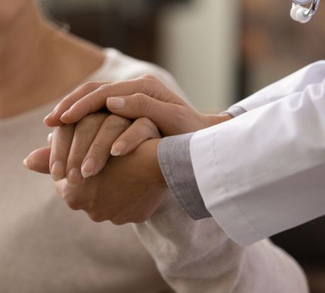 Cas Client Amgen : soignant et malade se serrant la main